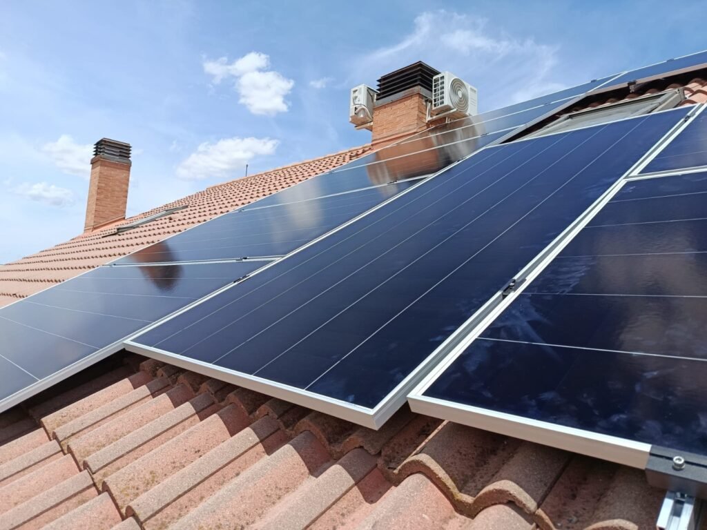Instalación de placas solares en vivienda de Toledo